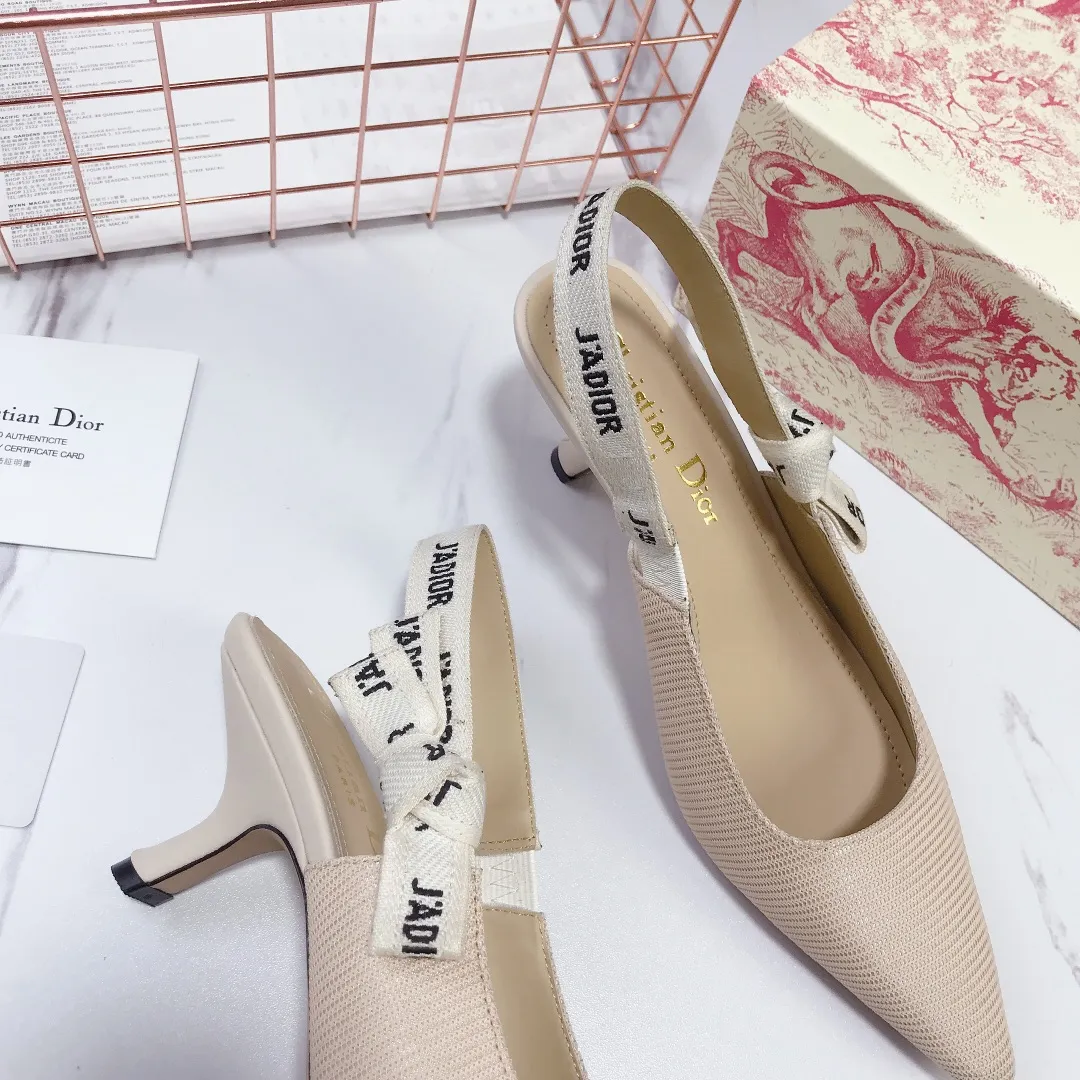 👟👟Ex-factory price 480👟👟 Women's shoes, women's clothing, special material 👟👟Ex-factory price 400👠👠👟👟 👟👟 Dior's popular sandals are new🔥 🔥 The same style of the year's most popular Internet celebrities and celebrities💁 💁. The fabric is imported; calf patent leather (special material), the lining and feet are made of calf leather lining🐑. Original molded heel, heel height 10Cm 6.5cm💘 flat bottom 1.5cm, original molded metal outsole with five-pointed star LOGO mark👟👟. Original bow, 💅 Italian leather outsole. 👄💋 Full set of packaging (clamshell box, cloth bag, card, invoice, one-to-one wrapping paper) 34 40 41 customized